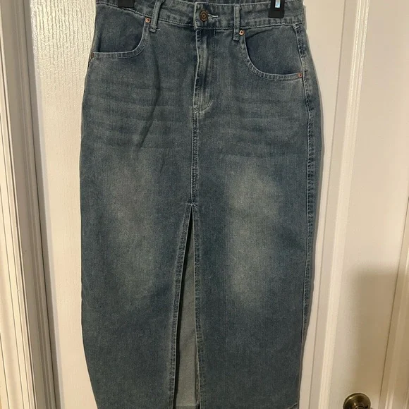 🔴3/25$ Denim Midi Skirt with Front Slit - Picture 2 of 8